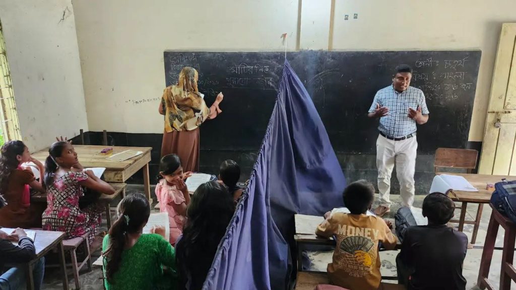 কুষ্টিয়া দৌলতপুরে ঝুঁ’কি’পূ’র্ণ ভবন, এক কক্ষে পর্দা টাঙিয়ে চলছে দুই শ্রেণির পাঠদান….